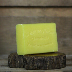 Savon artisanal au chèvrefeuille 100g, parfum floral doux, enrichi en huile de karité nourrissante.