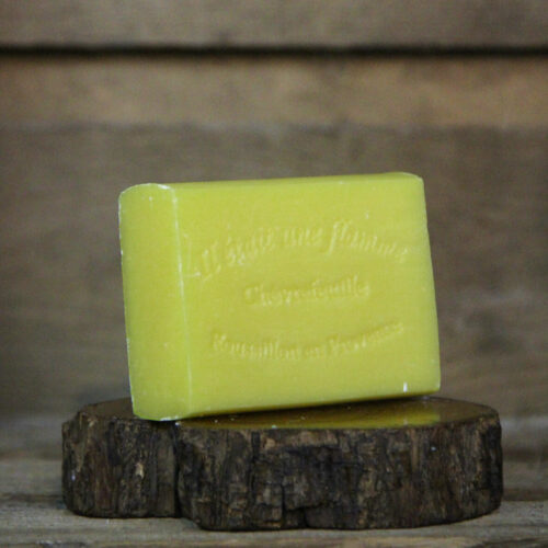 Savon artisanal au chèvrefeuille 100g, parfum floral doux, enrichi en huile de karité nourrissante.
