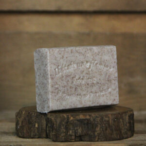 Savon exfoliant artisanal 100g à la brisure de noyau d’abricot, fait main en France.