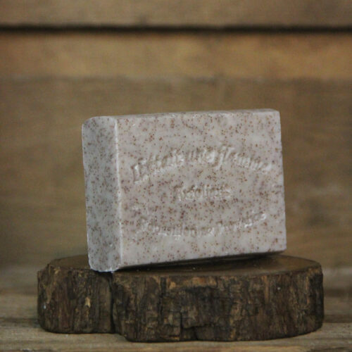 Savon exfoliant artisanal 100g à la brisure de noyau d’abricot, fait main en France.