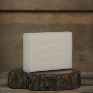 Savon artisanal à la fleur d’oranger 100g, fait main en France, parfum doux et apaisant.