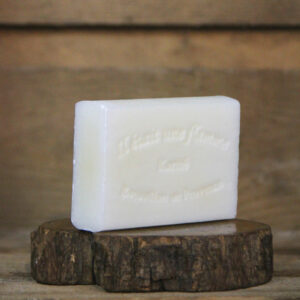 Savon artisanal au karité 100g, nourrissant et fait main en France.