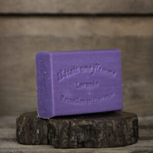 Savon artisanal à la lavande 100g enrichi en karité, adapté au visage et au corps, fabriqué en France.