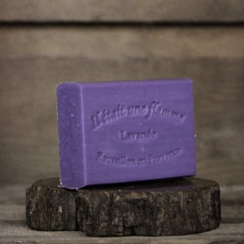 Savon artisanal à la lavande 100g enrichi en karité, adapté au visage et au corps, fabriqué en France.