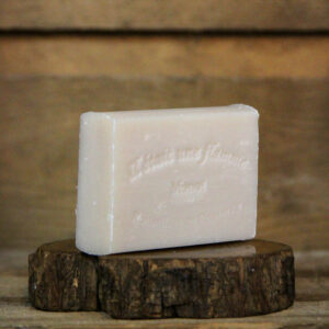 Savon artisanal au monoï 100g, fabriqué en France avec ingrédients naturels.