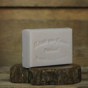 Savon artisanal au patchouli 100g, fait main en France, au parfum boisé et apaisant.