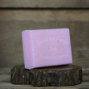 Savon artisanal à la rose 100g, enrichi en ingrédients naturels, parfum délicat et romantique.