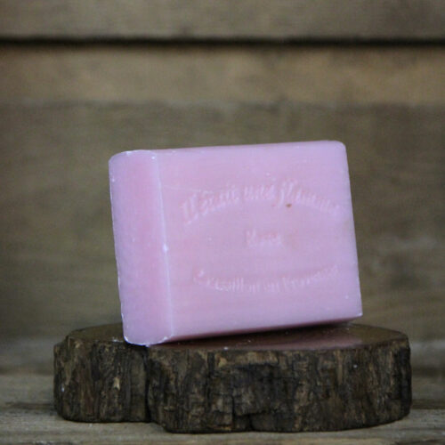 Savon artisanal à la rose 100g, enrichi en ingrédients naturels, parfum délicat et romantique.