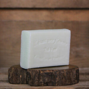Découvrez notre savon artisanal parfumé au thé vert, fabriqué en France avec des ingrédients naturels de qualité. Ce savon délicat offre une mousse légère et rafraîchissante, tout en laissant sur votre peau un parfum subtil et apaisant. Idéal pour revitaliser votre routine de soins, il procure une sensation de bien-être et de fraîcheur. Offrez-vous un moment de douceur ou faites plaisir à vos proches avec ce produit fait main, symbole de l'artisanat français.