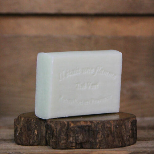 Découvrez notre savon artisanal parfumé au thé vert, fabriqué en France avec des ingrédients naturels de qualité. Ce savon délicat offre une mousse légère et rafraîchissante, tout en laissant sur votre peau un parfum subtil et apaisant. Idéal pour revitaliser votre routine de soins, il procure une sensation de bien-être et de fraîcheur. Offrez-vous un moment de douceur ou faites plaisir à vos proches avec ce produit fait main, symbole de l'artisanat français.