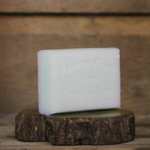 Savon artisanal à la verveine 100g, parfum frais et citronné, enrichi en ingrédients naturels.