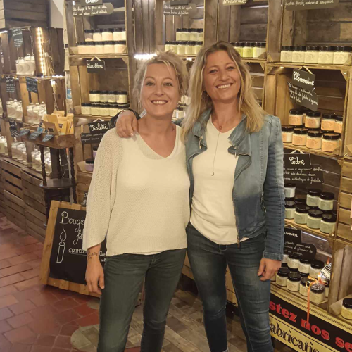 Photo-noellie-et-celine Photo de Noellis et Céline dans l'atelier-boutique Il était une flamme, entourés de bougies artisanales et de créations parfumées